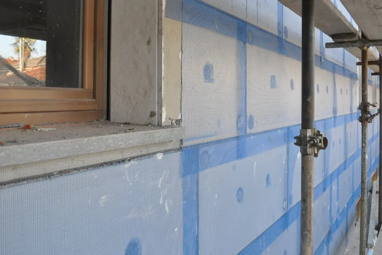 materiały izolacyjne termiczne zamontowane na budynku zimą