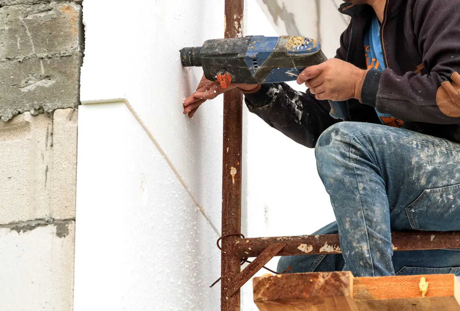 Jak dobrać materiał izolacyjny do różnych typów budynków?