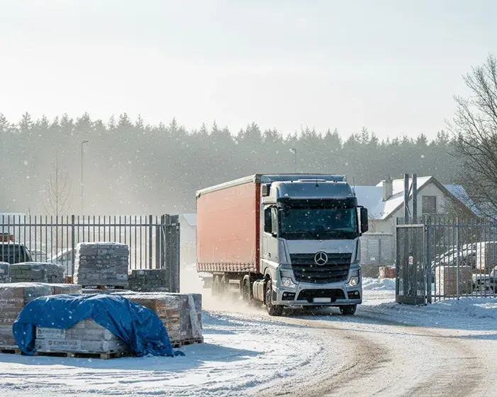 Transport i magazynowanie materiałów budowlanych w niskich temperaturach – praktyczne wytyczne dla firm wykonawczych
