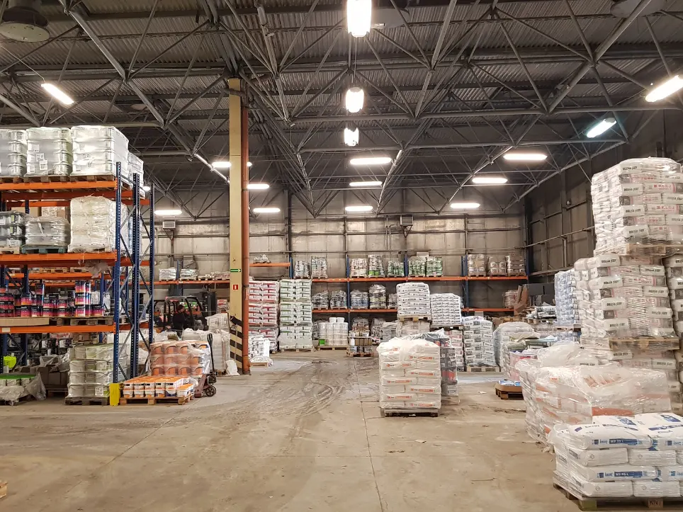 Transport i magazynowanie materiałów budowlanych w niskich temperaturach – praktyczne wytyczne dla firm wykonawczych