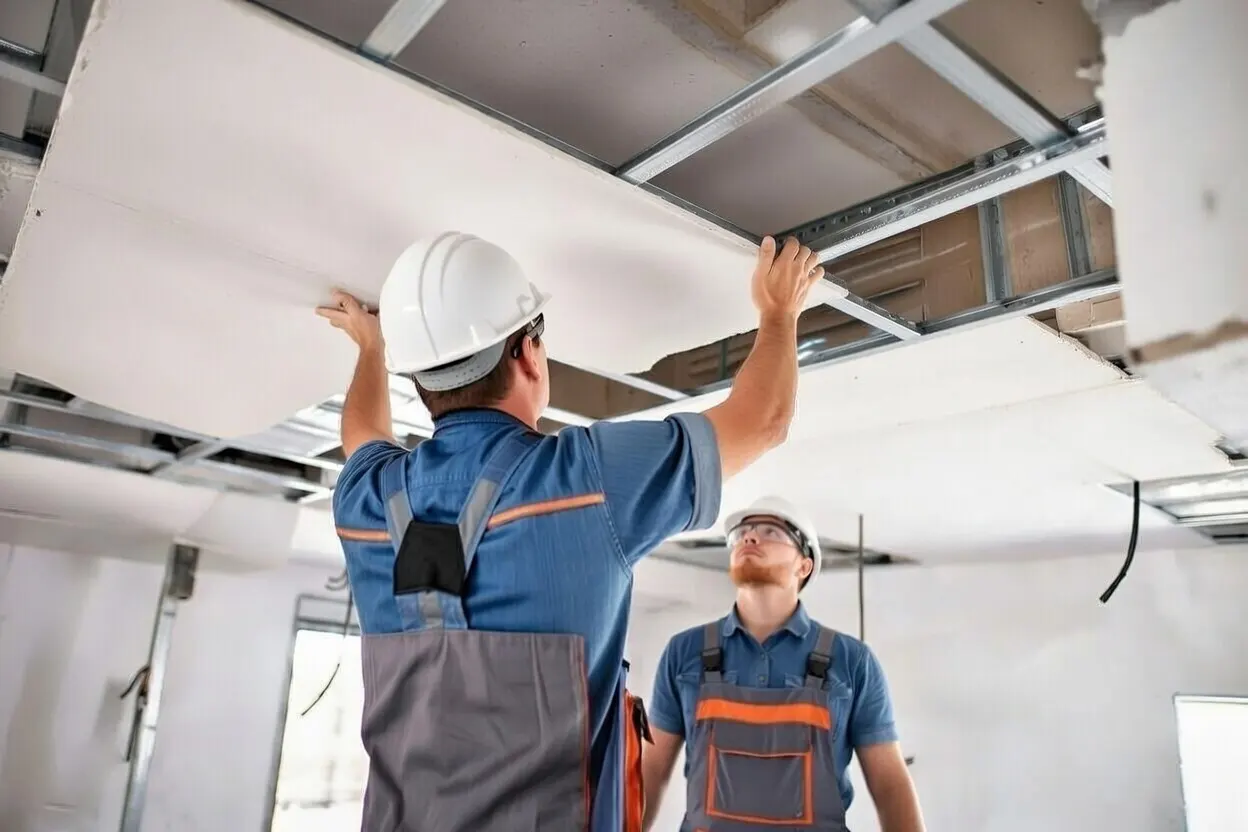 Montaż płyt gk i sufitów podwieszanych zimą – Dobre praktyki dla wykonawców